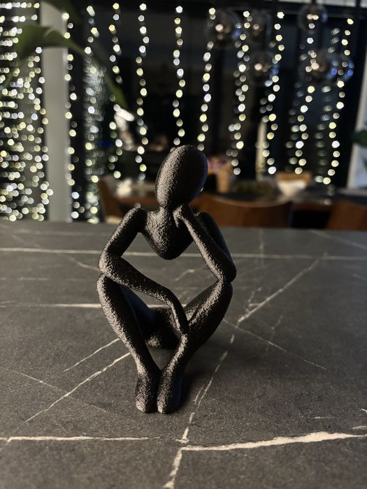 Designerska figurka myśliciel czarna