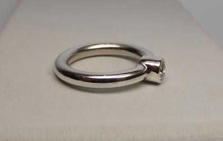 Srebrny pierścionek z cyrkonią okrągła obrączka R.11