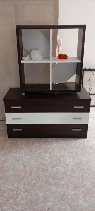 Cama, cabeceira, secretaria, estante