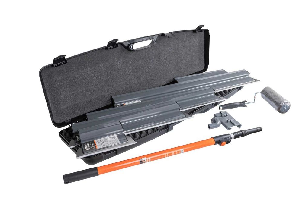 Zestaw szpachli do gładzi razem z rolką do gładzi.