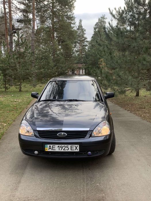 Продам Ваз 2172 Priora в отличном состоянии,машина 2008 года выпуска первая постановка на учёт в 2012 году,мотор работает отлично не дымит,коробка включается мягко без посторонних звуков,днище целое без единого намёка на коррозию,по кузову вся целая без дтп и тому подобного,кондиционер рабочий,резина зимняя,в салоне авто ни разу не курили целый ухоженный,родной пробег авто 79 тысяч,на авто установлена музыка,тонировка с салона,более детально все по телефону