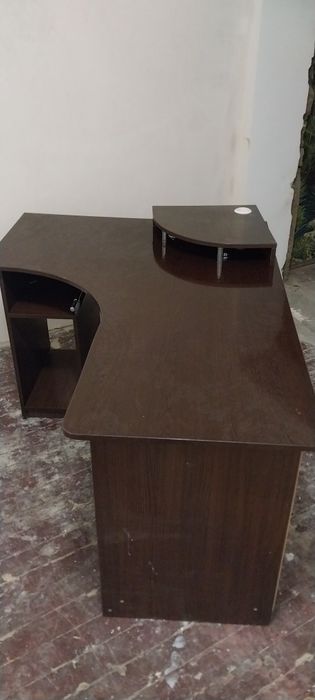 Компьютерный стол. Также письменный.