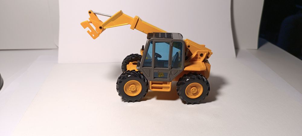 JOAL 166 JCB Loadall 525-58 1:35 – model kolekcjonerski Made In Spain