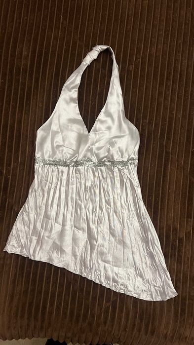 Top acetinado prateado brilhante – elegante e assimétrico