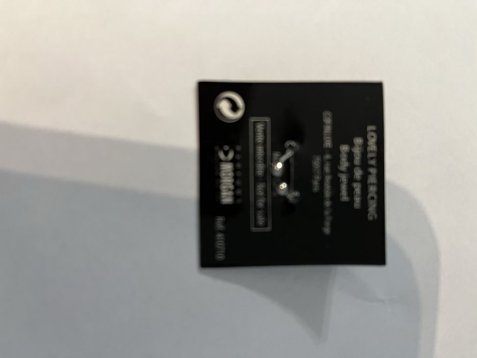 Podkowa piercing z czerwonym oczkiem