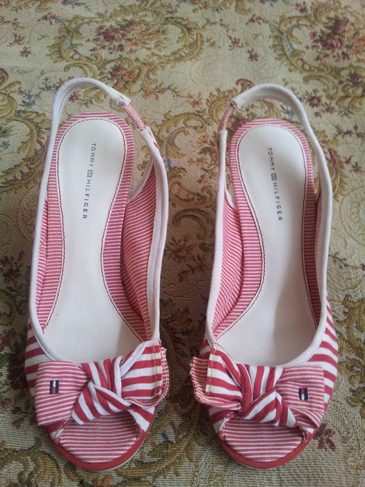 tommy hilfiger sandały na koturnie 37