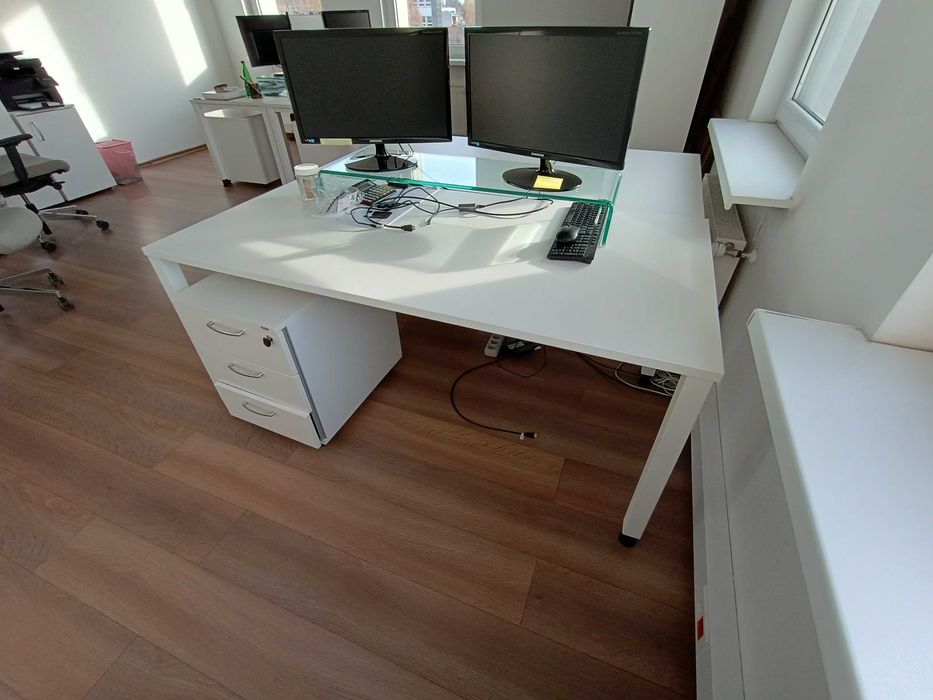 4x biurko białe z regulacją nóżek wraz z kontenerkiem