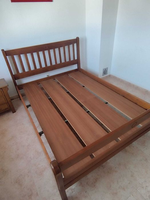 Cama e 2 mesas de cabeceira