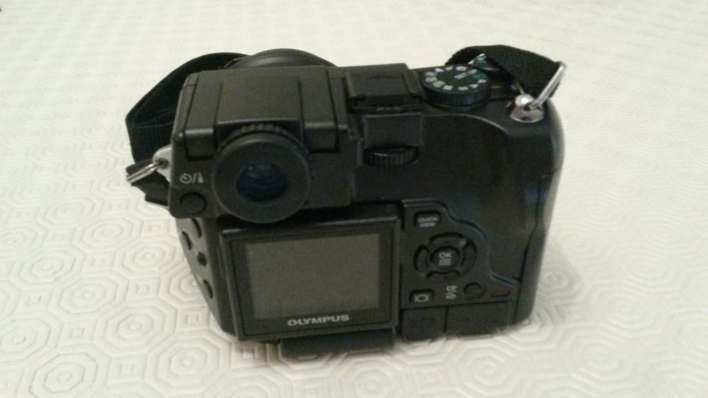 Vende-se Máquina Olympus Camedia C - 8080