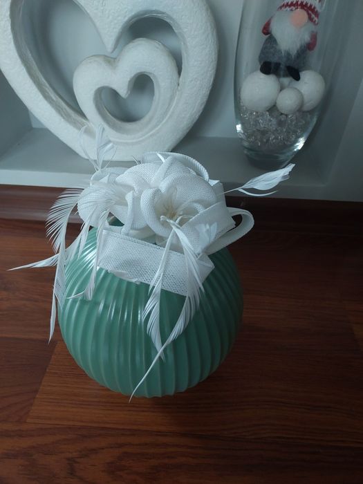 Fascynator ozdoba na głowę na spince Kolor biały Pióra