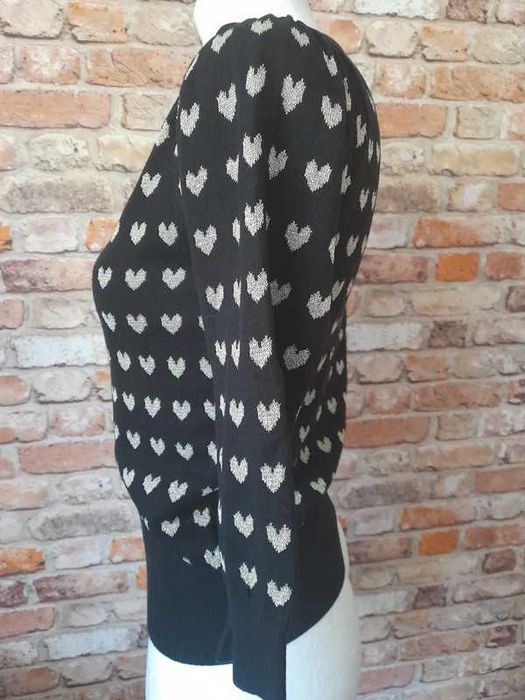 Czarny sweterek w złote serduszka.Look.