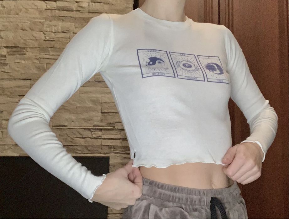 Білий топ з довгим рукавом