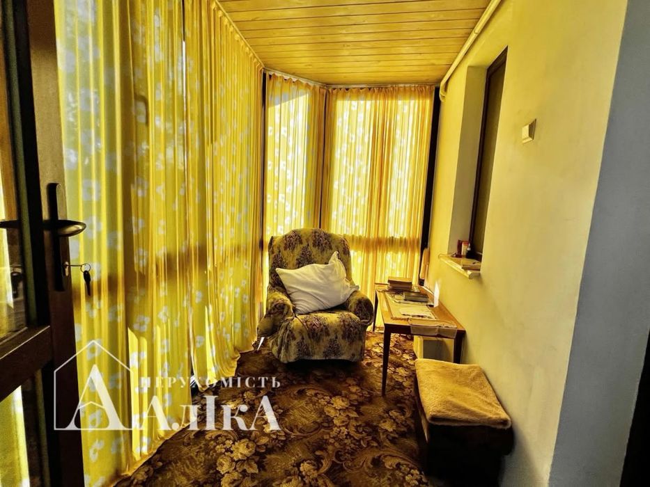 Продам двоповерхову частину будинку