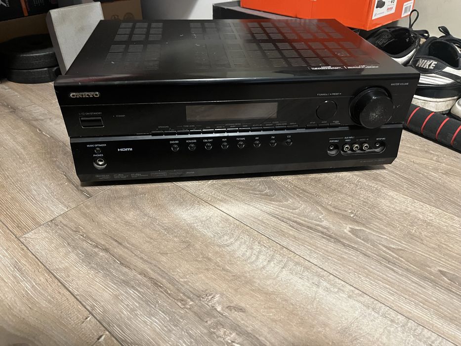 amplituner AV (audio-wideo) marki Onkyo (wielokanałowy wzmacniacz domowego systemu audio/kina domowego