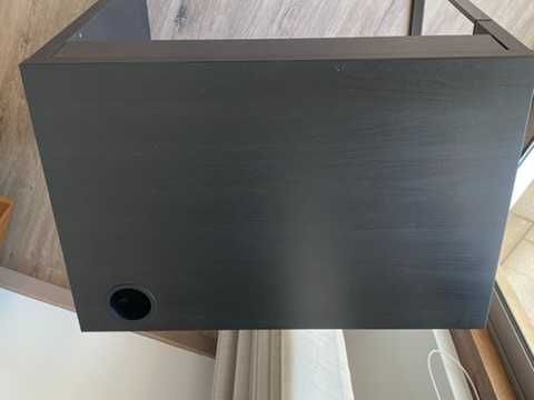 Secretária IKEA com gaveta e gestão de cabos integrada