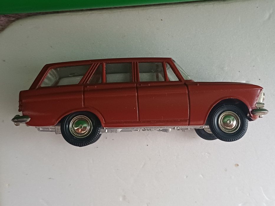 Модель авто СССР  1:43 "москвич-426" красный цвет.