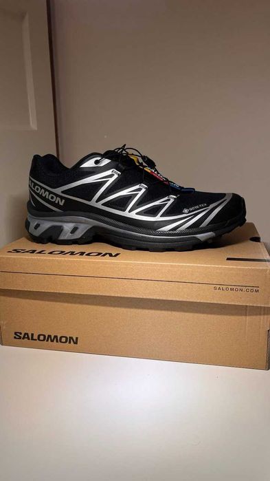 Правий кросівок Salomon XT6