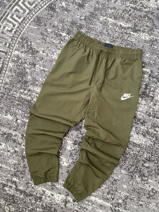 Нейлонові штани хакі кольору Nike NSW нові колекції