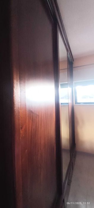 Roupeiro espaçoso bom estado.