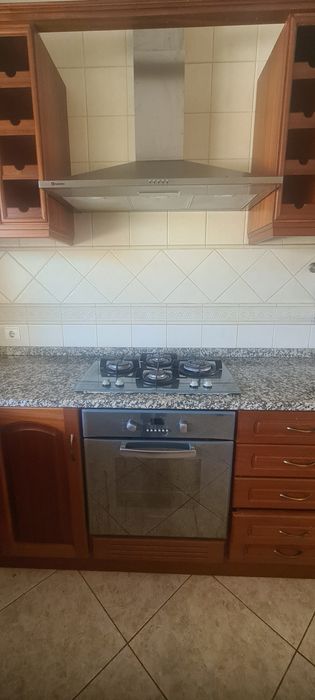 Cozinha c/electrodomésticos e pedra