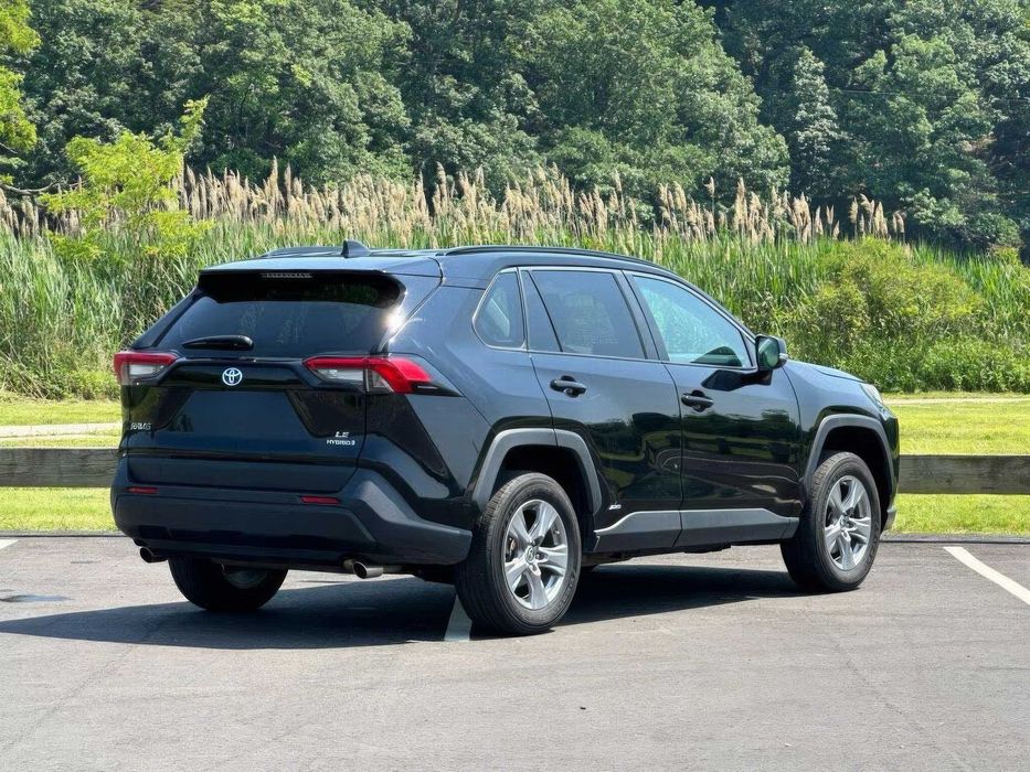 Toyota RAV4 Hybrid XLE Premium      2024