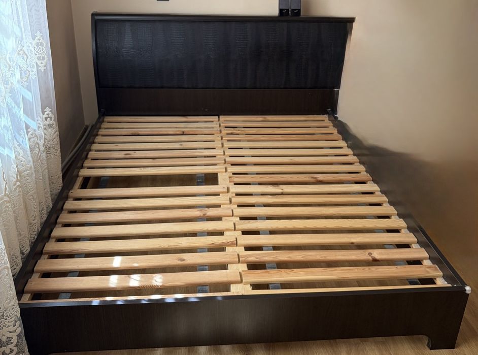 Продам двоспальне ліжко з м'якою спинкою, розмір 160 × 200, ціна з матрацом — 5000 грн.