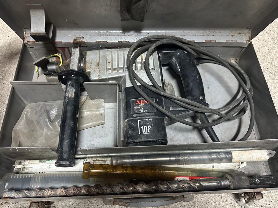 Vendo Máquina furar AEG a funcionar