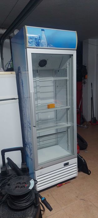 Vitrine vertical bebidas