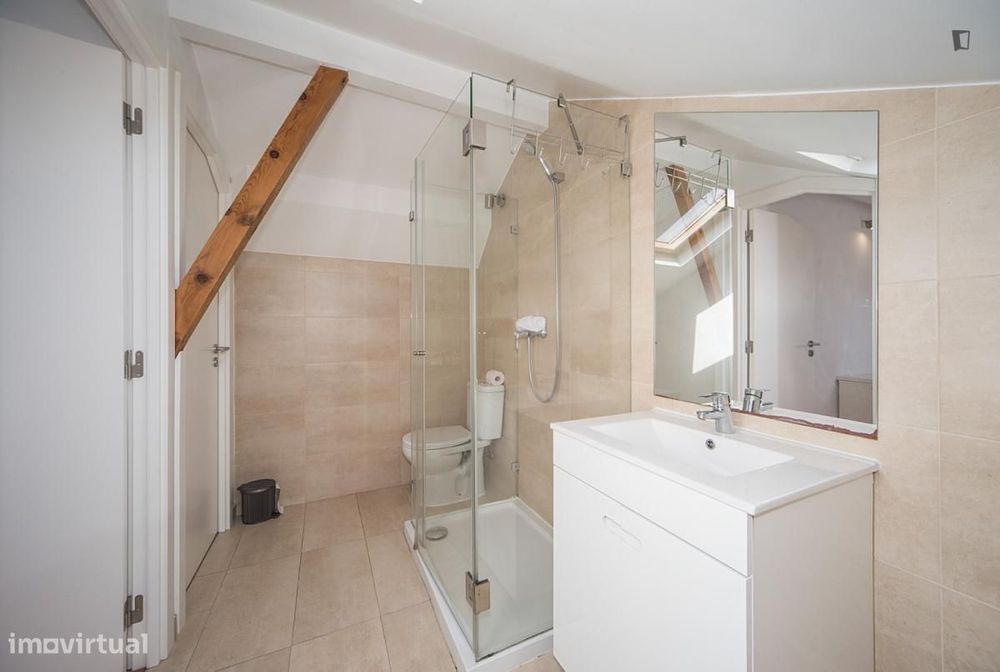 Quarto - localizado em Sete Rios Lisbon