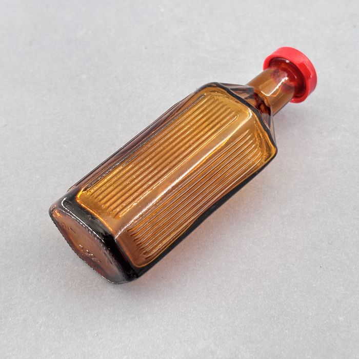 piękna mała miodowa buteleczka butelka po lakach apteczna