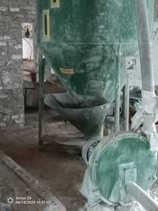 Кормозмішувач, змішувач сипких кормів 2000 кг