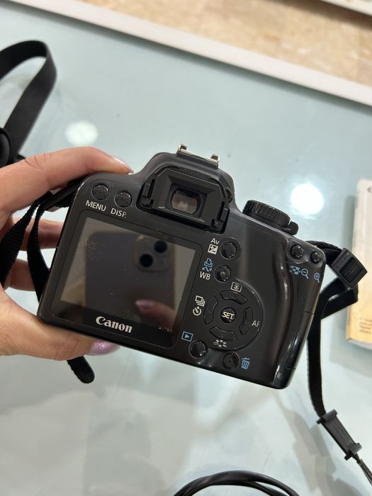 MÁQUINA CANON 1000D + 1 objetiva