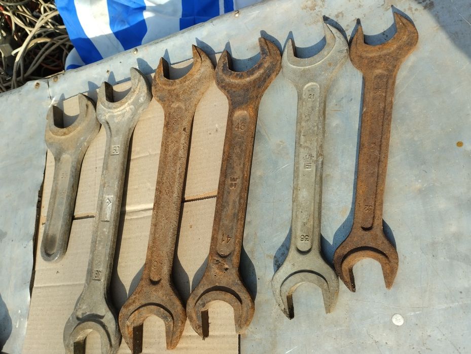 Ключі рожкові різні.