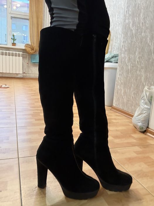 черные ботфорты с контрастной строчкой