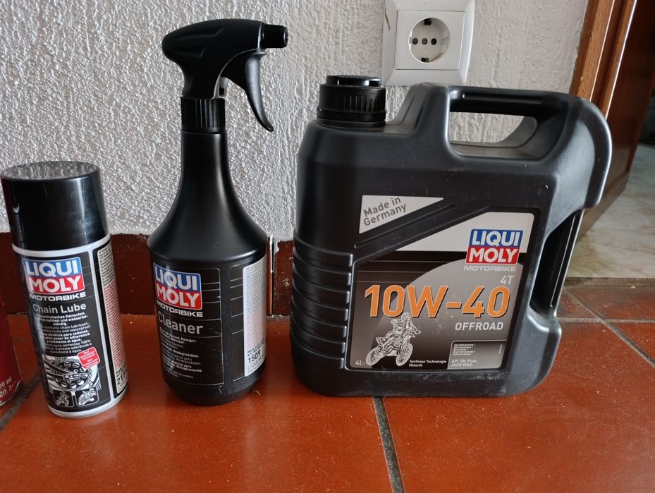 Óleo liqui Moli  moto 4 LT, luvas IMS Army, spray de corrente liqui Moly, lubrificante de corrente honda e outro da CEPSA ,liqui Moly motor bike  Clea