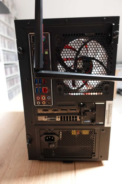 komputer PC  - mała jednostka w idealnym stanie