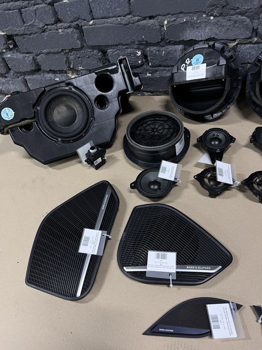 Комплект динаміків колонки усілок саббуфер накладки Audi A4B9 allroad