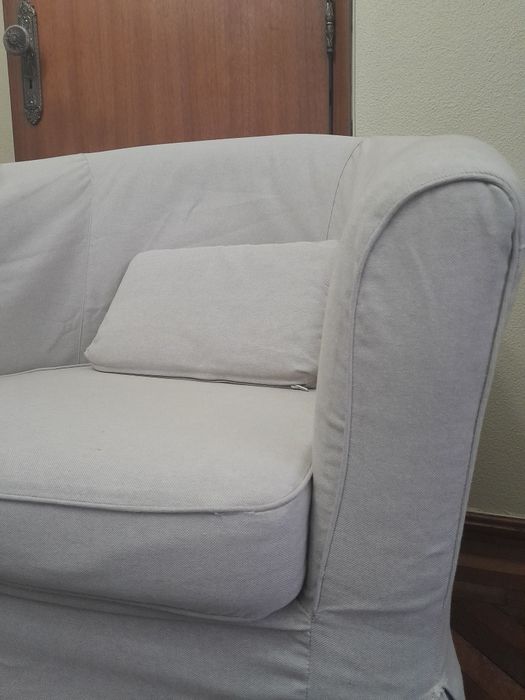 Cadeirão beje Ikea
