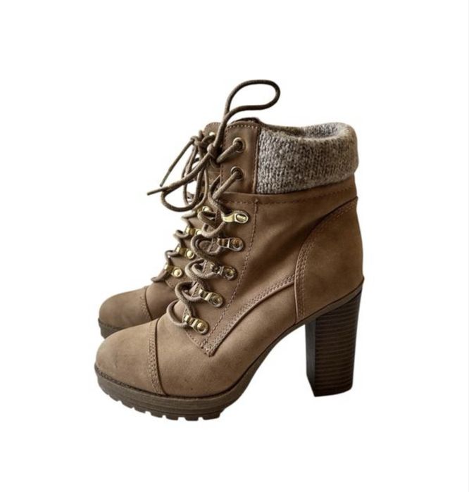 Жіночі чоботи на підборах коричневого кольору на шнурівці