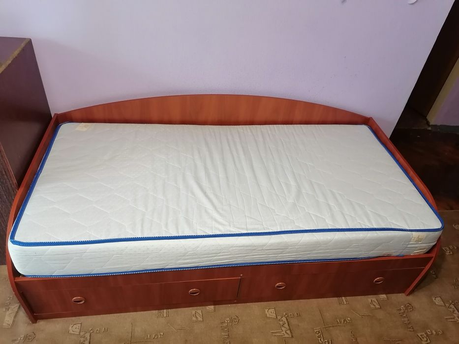 Продам кровать с матрасом