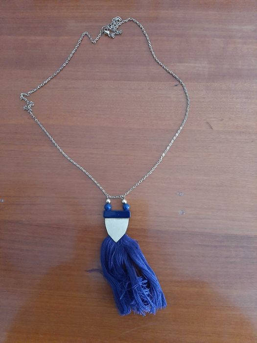 Seis colares novos ou pouco usados