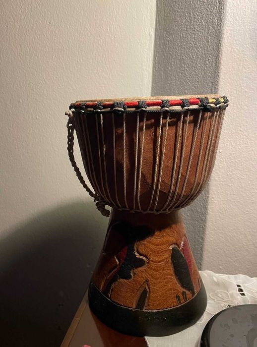 Jambe de madeira (djambe - tambor artesanal)