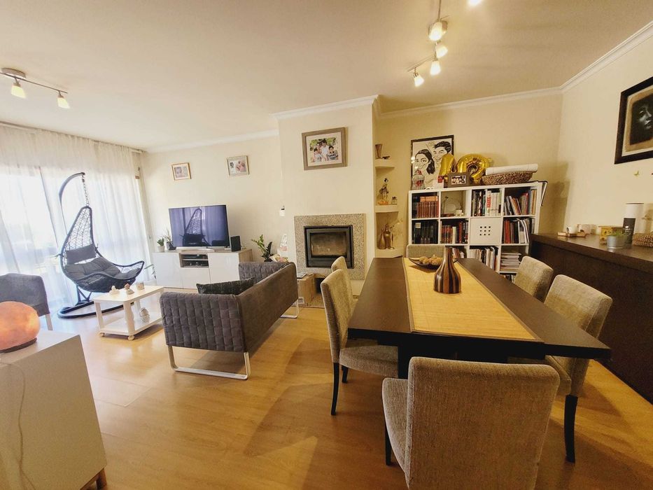 Mesa Extensível e Cadeiras como novas