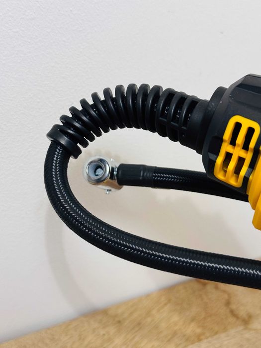 Mobilny kompresor do pompowania kół w samochodzie pod aku dewalt 18v