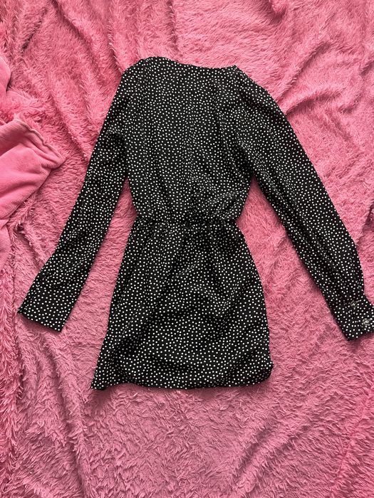 Коротка чорна сукня в горошок