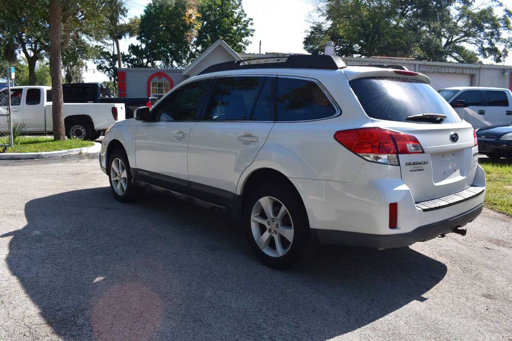 Subaru Outback 2.5i Limited      2013