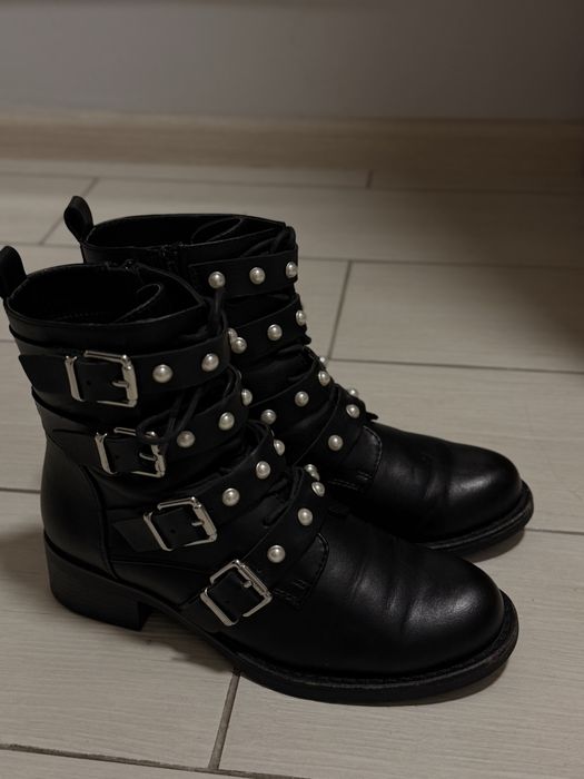 Чоботи чорні.