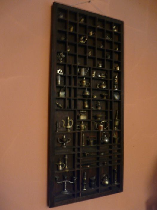 Niepowtarzalna kolekcja mosiężnych drobiazgów w efektownej gablocie