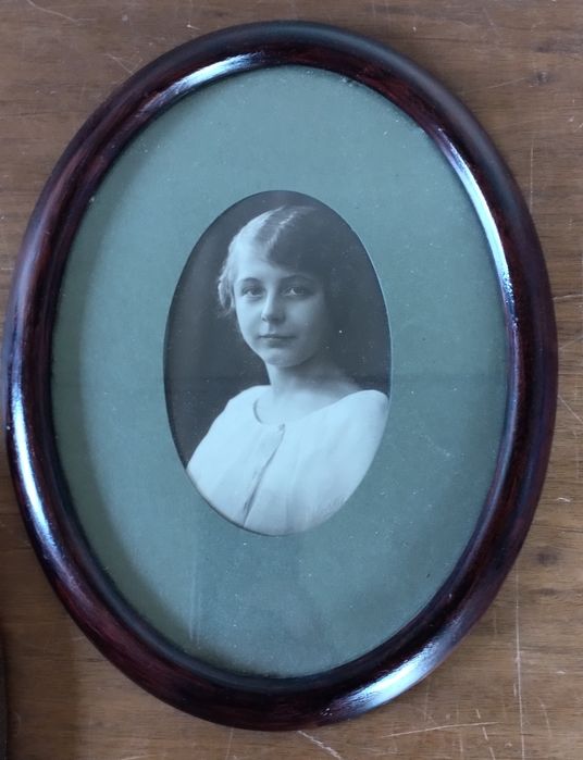 Stare zdjęcie w owalnej ramce