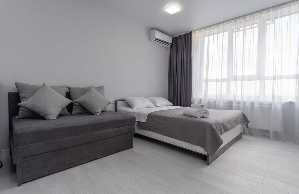 Подобова оренда- комфортна студія з ремонтом, біля метро. Світло 24/7.